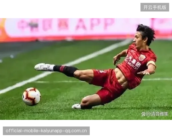 足球场上的奇迹瞬间：后卫解围变世界波，乌龙引爆全场